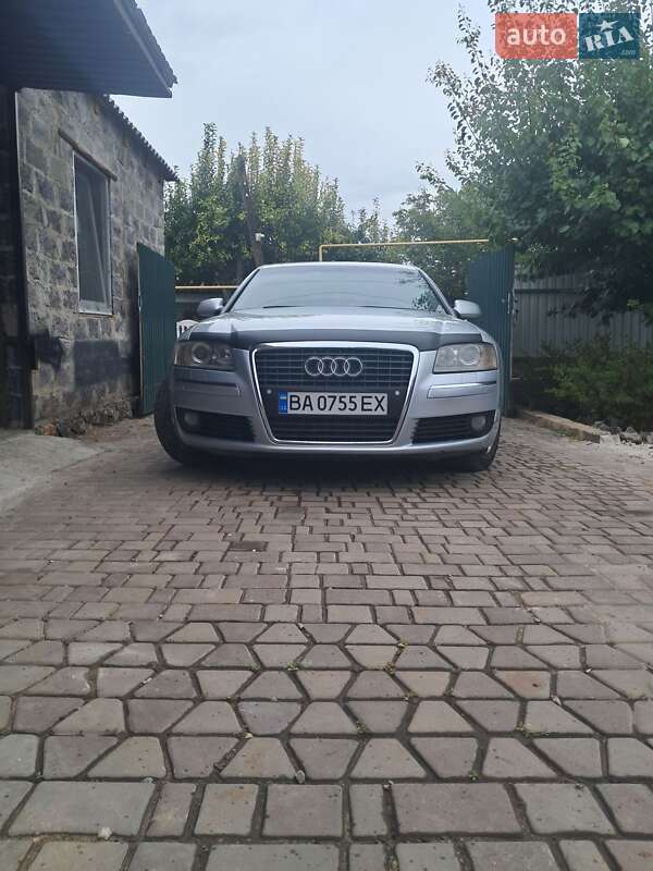 Седан Audi A8 2004 в Первомайске