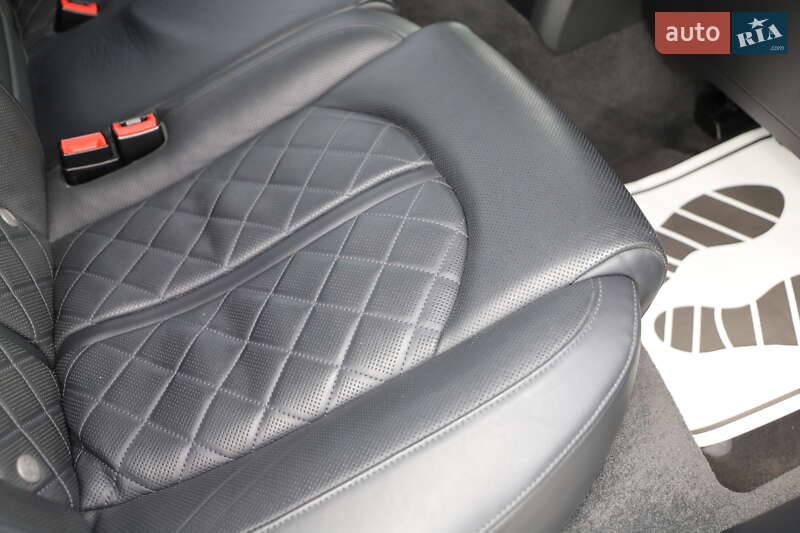 Седан Audi A8 2015 в Дрогобичі