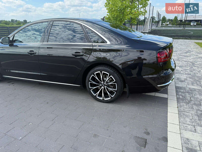 Седан Audi A8 2012 в Мукачевому