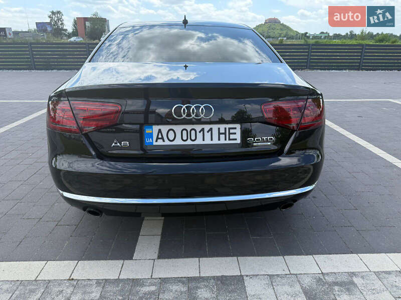 Седан Audi A8 2012 в Мукачевому