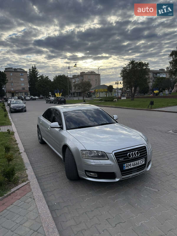 Седан Audi A8 2009 в Звягеле