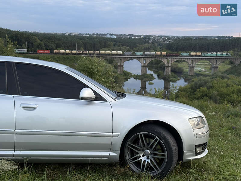 Седан Audi A8 2009 в Звягеле