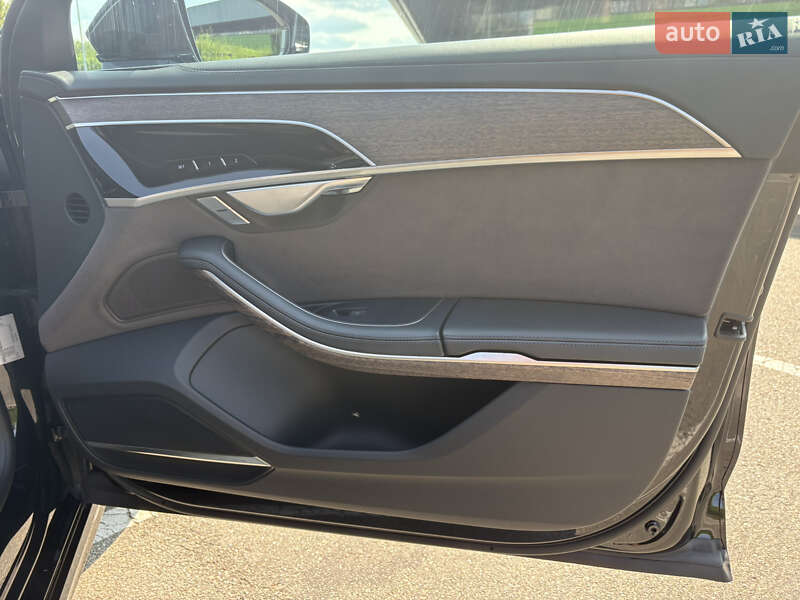 Седан Audi A8 2022 в Киеве