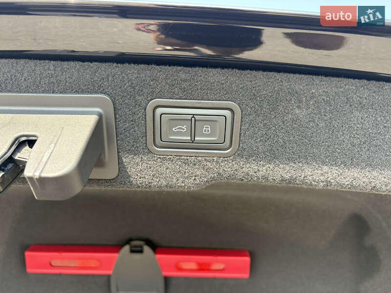 Седан Audi A8 2022 в Киеве