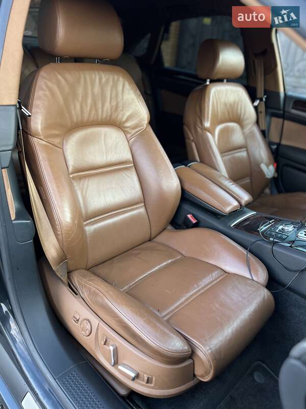 Седан Audi A8 2004 в Березному