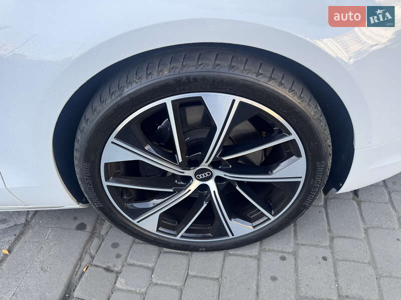 Седан Audi A8 2014 в Львове