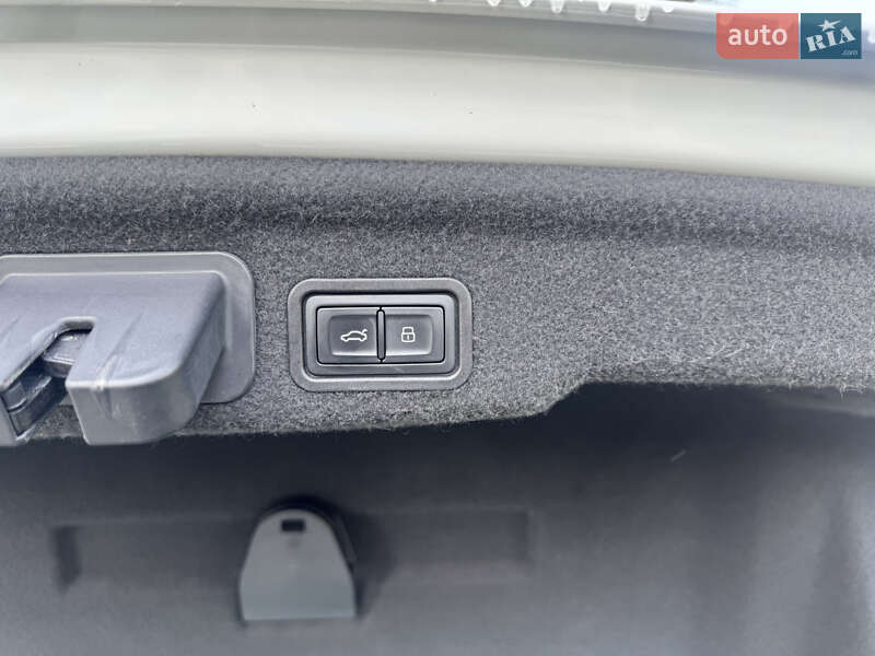 Седан Audi A8 2014 в Львове