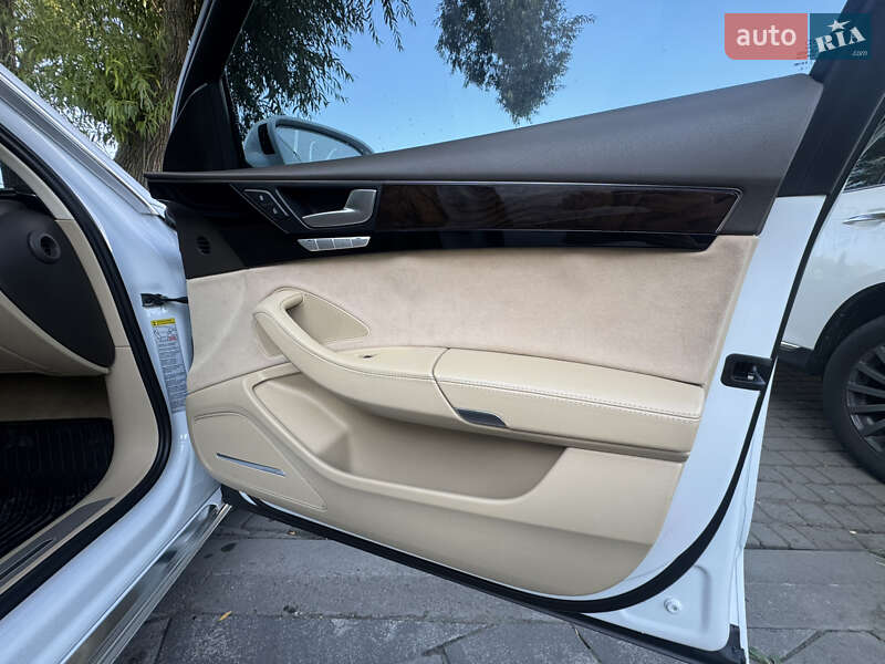 Седан Audi A8 2014 в Львове
