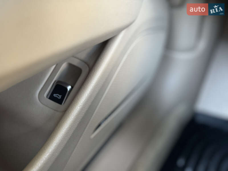 Седан Audi A8 2014 в Львове