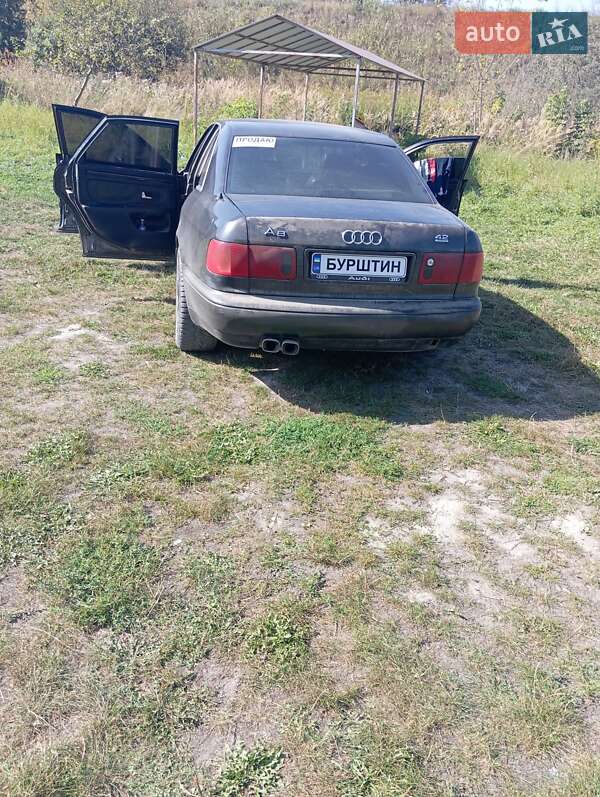 Седан Audi A8 1996 в Бурштыне