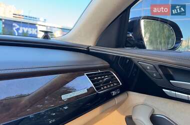 Седан Audi A8 2011 в 