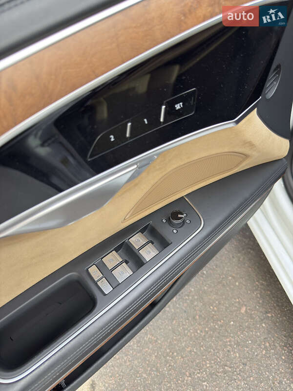 Седан Audi A8 2018 в Ровно