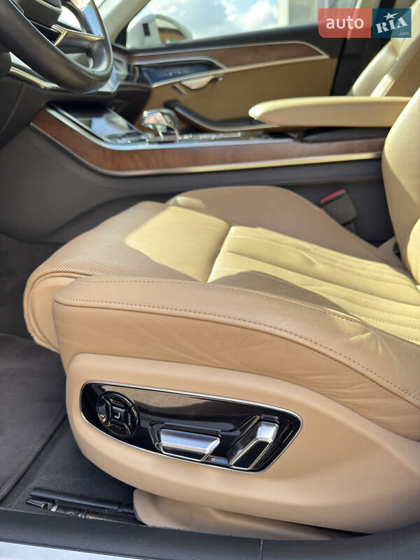Седан Audi A8 2018 в Ровно