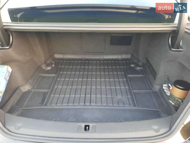 Седан Audi A8 2017 в Умани