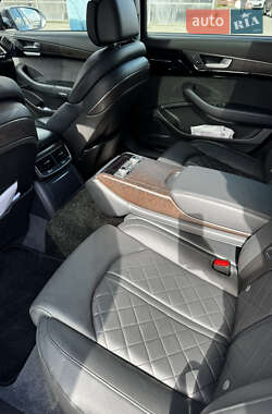 Седан Audi A8 2017 в 