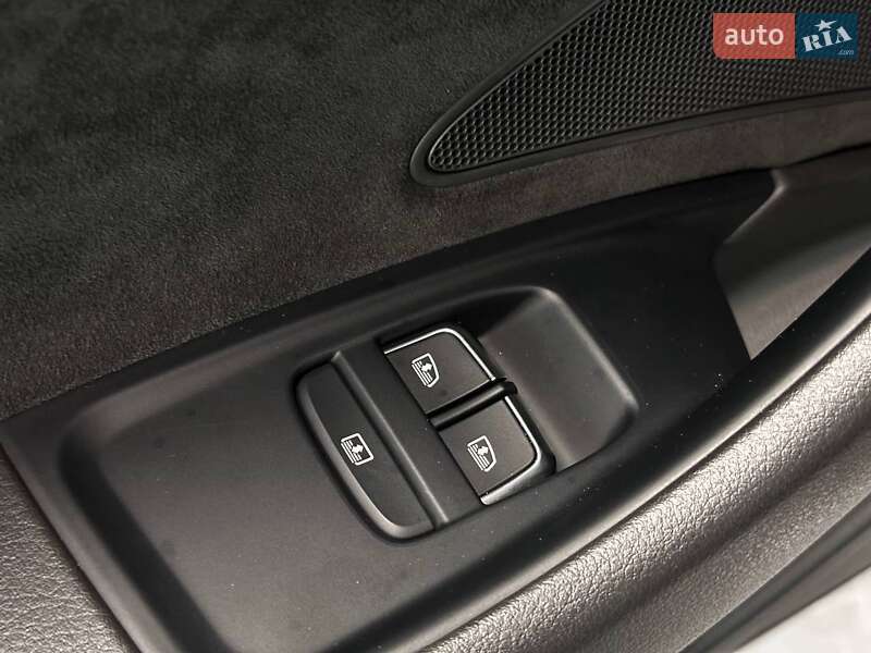 Седан Audi A8 2013 в Львові