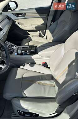 Седан Audi A8 2015 в 