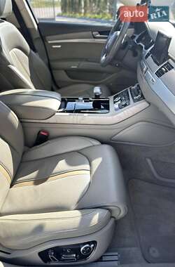 Седан Audi A8 2015 в 