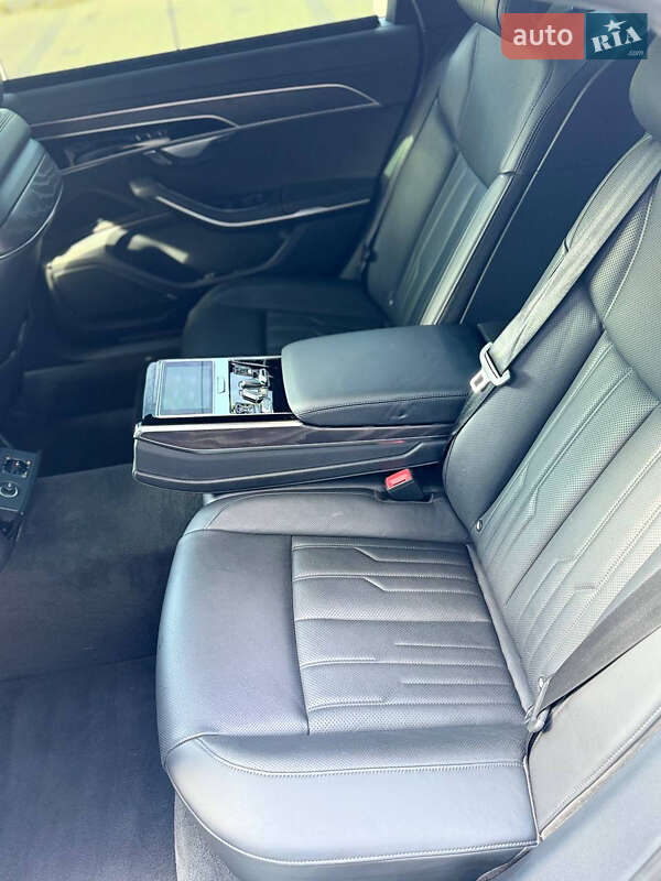 Седан Audi A8 2021 в Дніпрі