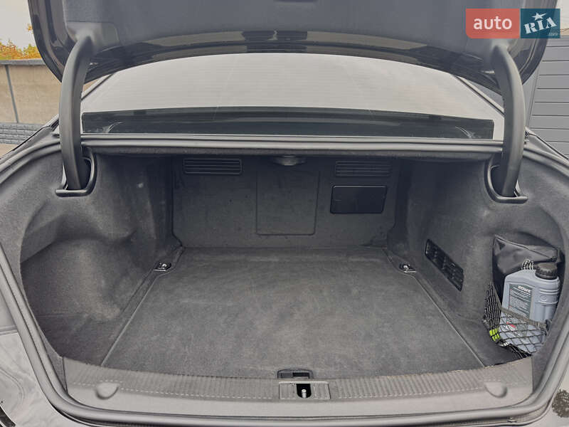 Седан Audi A8 2017 в Харкові