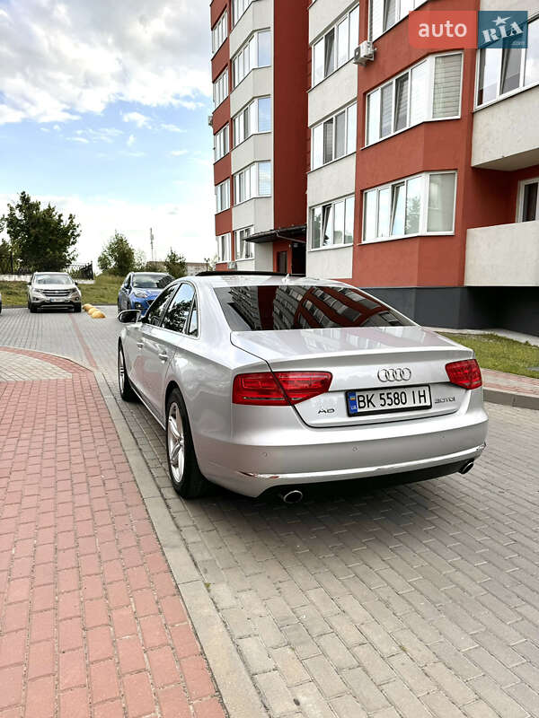 Седан Audi A8 2012 в Вараші