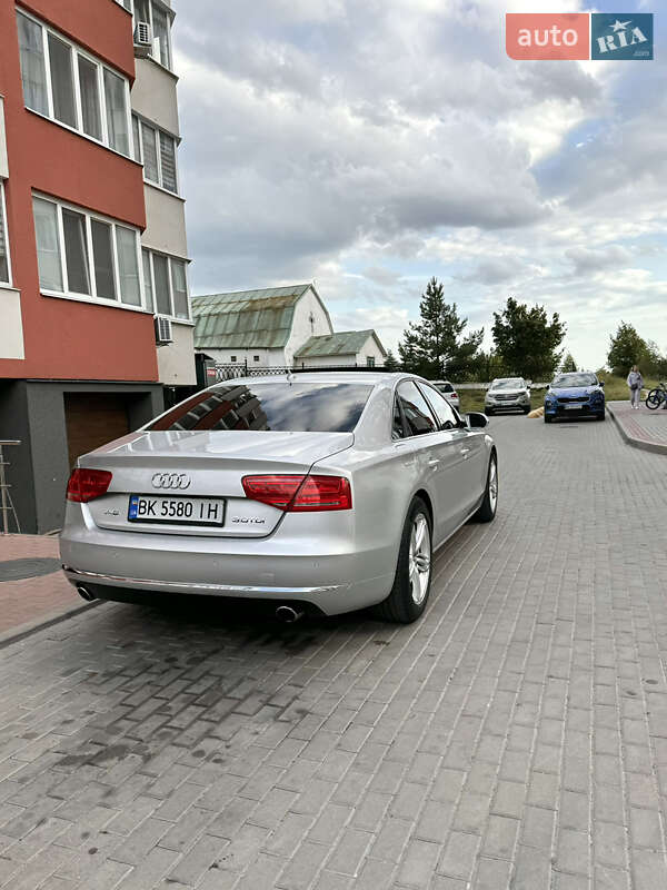 Седан Audi A8 2012 в Вараші