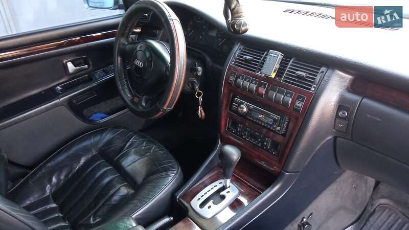 Седан Audi A8 1996 в Днепре