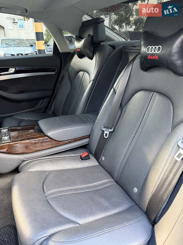Седан Audi A8 2014 в Мукачево