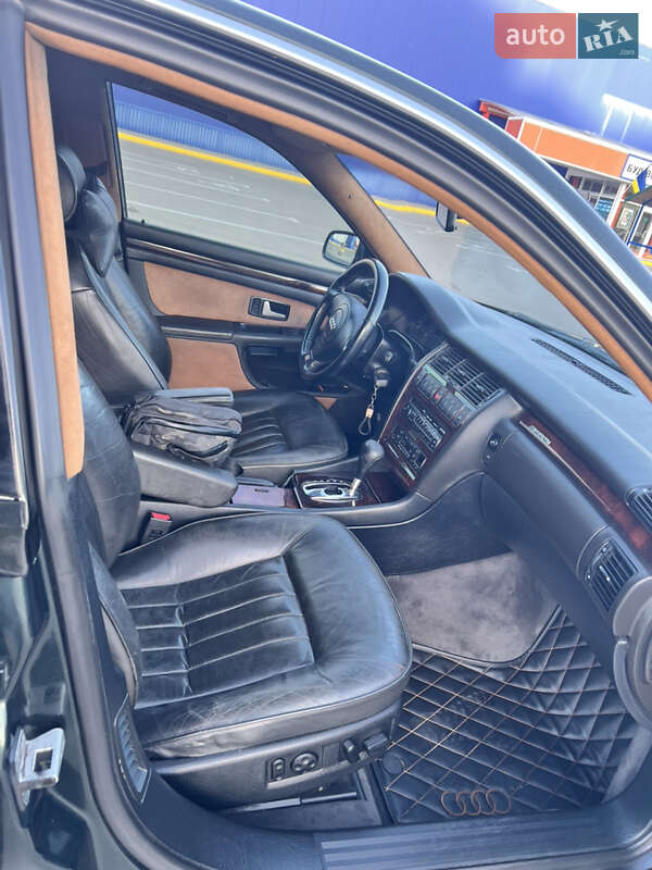 Седан Audi A8 1995 в Києві
