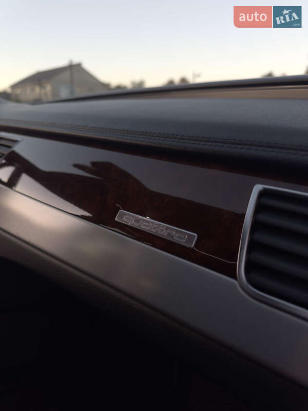 Седан Audi A8 2012 в Черновцах