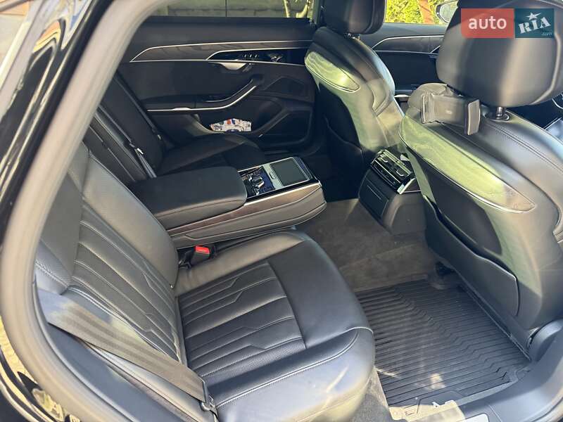 Седан Audi A8 2021 в Львове