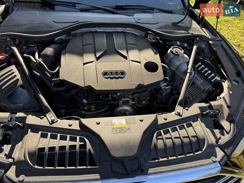 Седан Audi A8 2021 в Львове