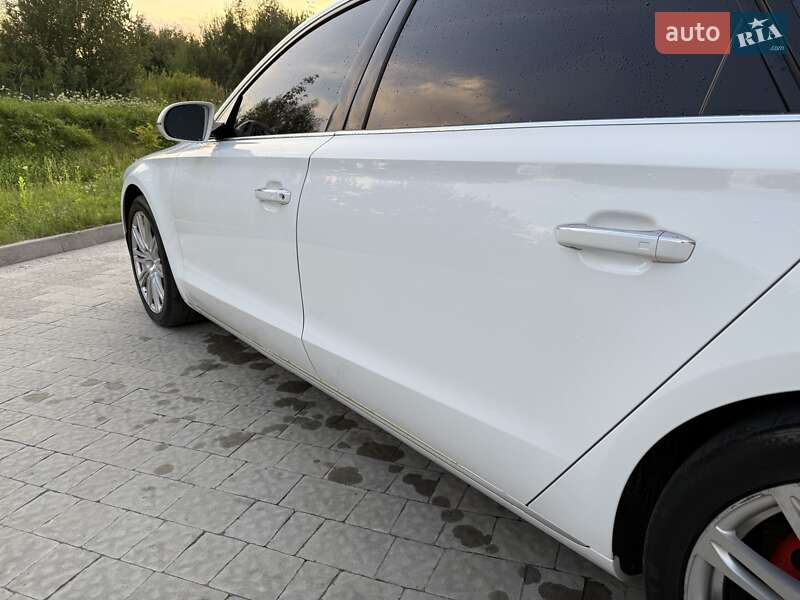 Седан Audi A8 2015 в Львове