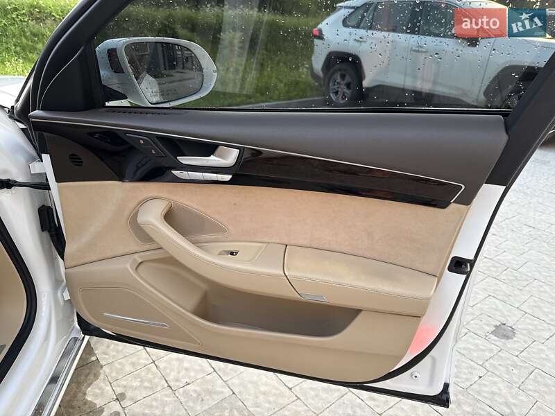 Седан Audi A8 2015 в Львове