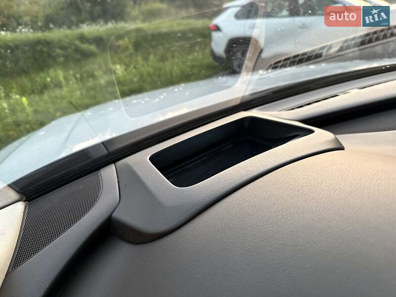 Седан Audi A8 2015 в Львове