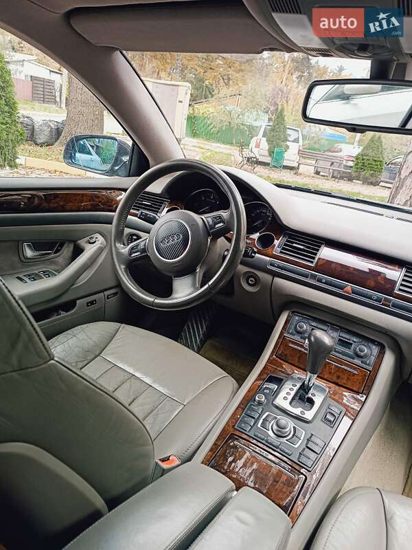 Седан Audi A8 2003 в Буче