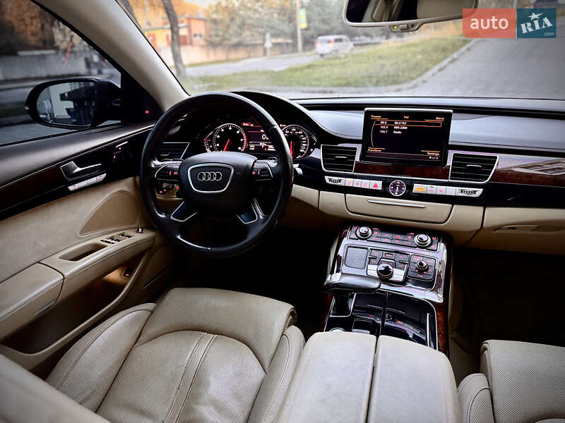 Седан Audi A8 2013 в Львове