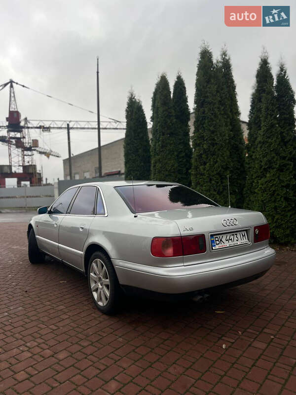 Седан Audi A8 1995 в Костополе