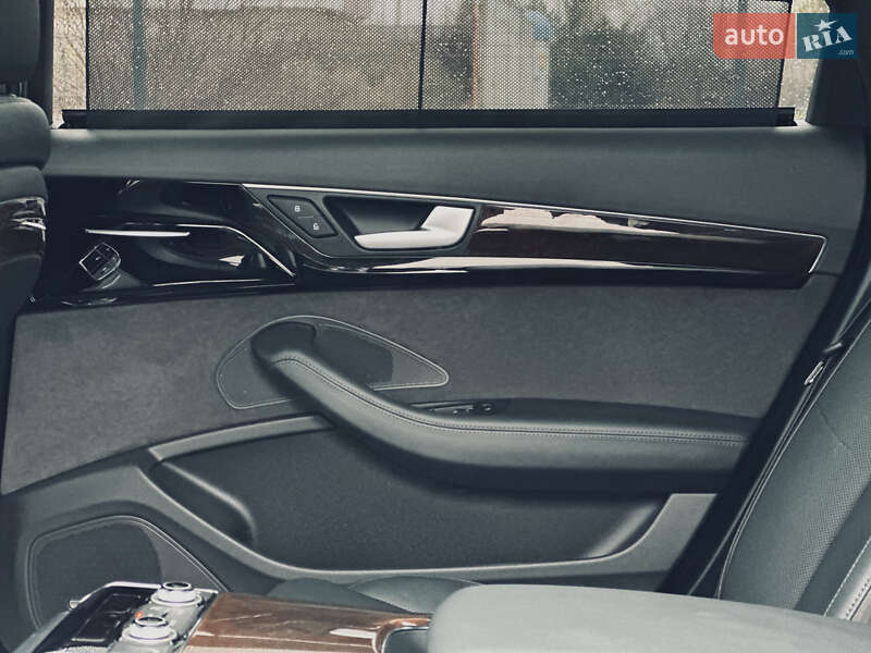 Седан Audi A8 2015 в Кременчуге