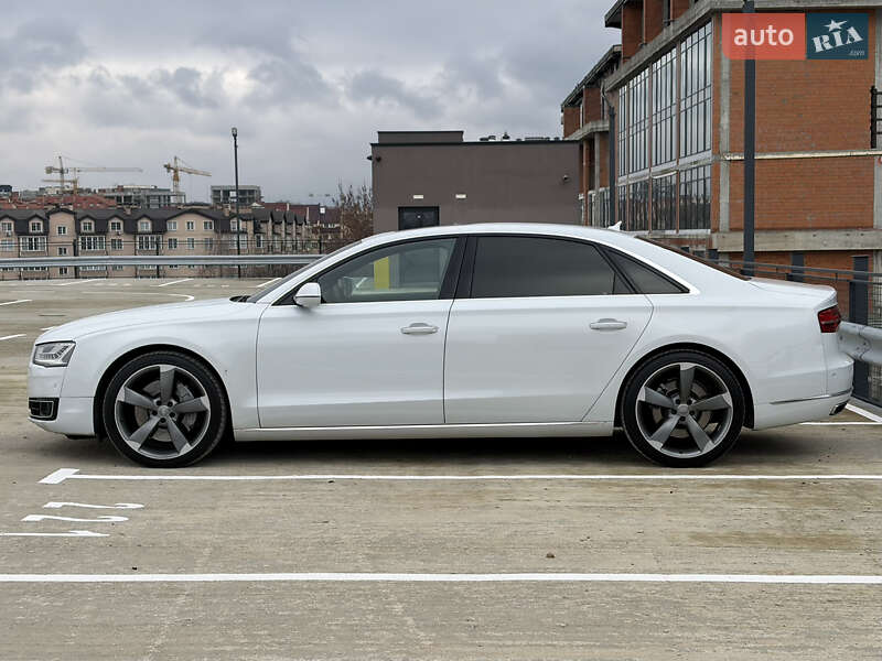 Седан Audi A8 2015 в Мукачево