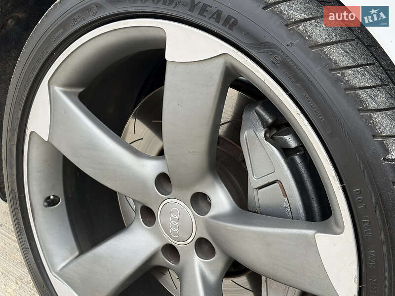 Седан Audi A8 2015 в Мукачево