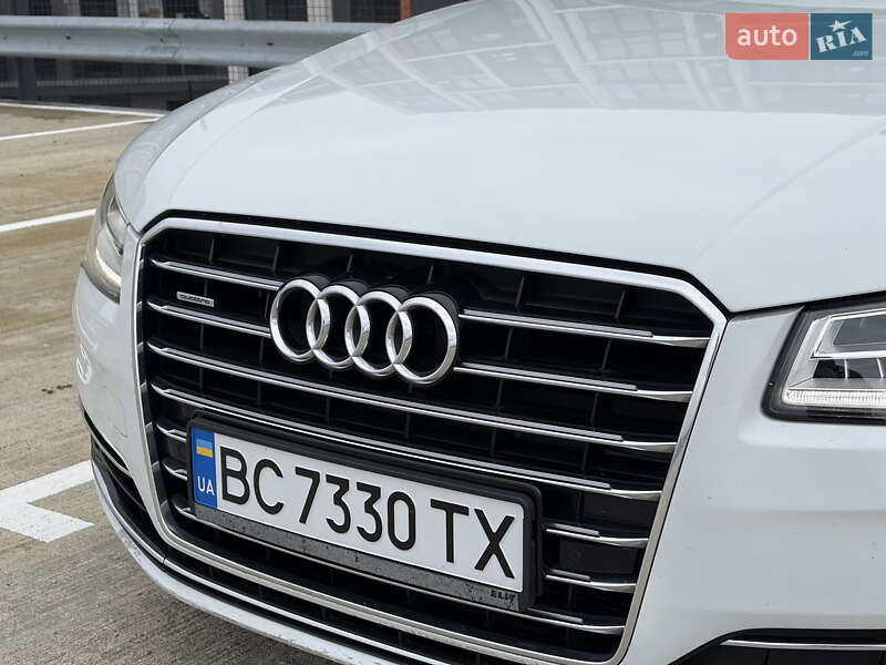 Седан Audi A8 2015 в Мукачево