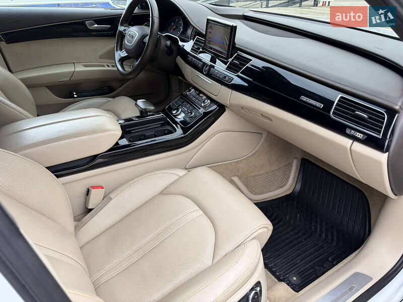 Седан Audi A8 2015 в Мукачево