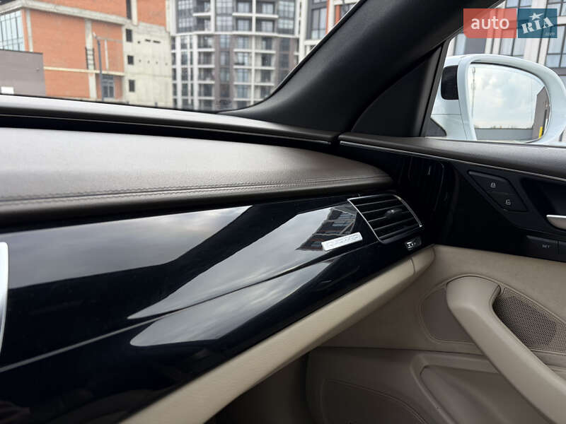 Седан Audi A8 2015 в Мукачево