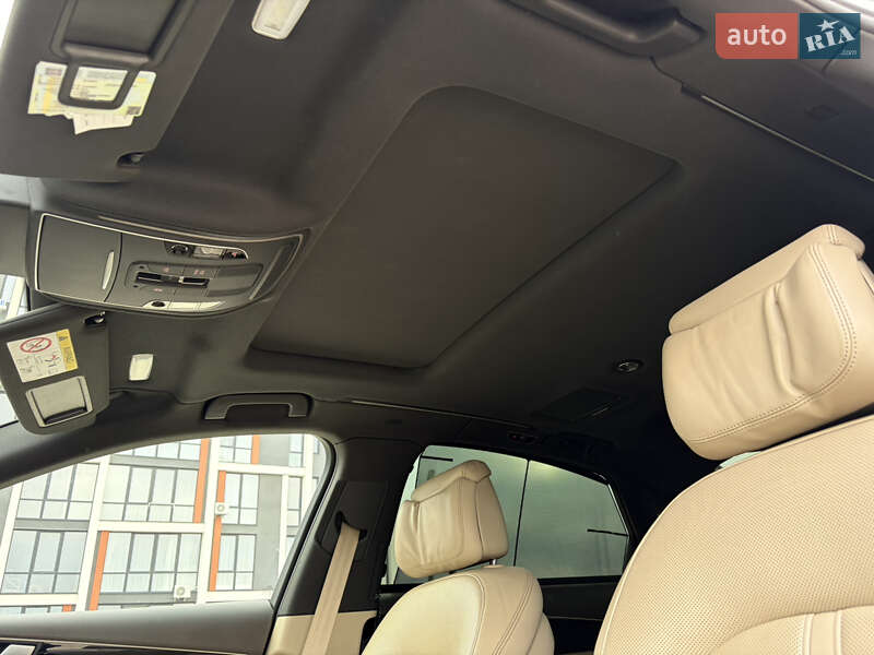 Седан Audi A8 2015 в Мукачево