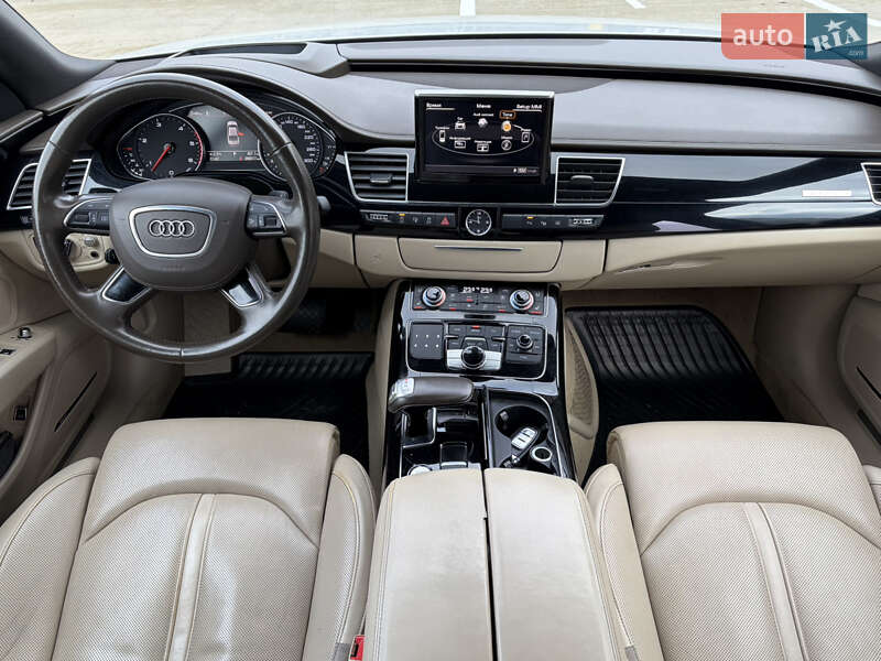 Седан Audi A8 2015 в Мукачево
