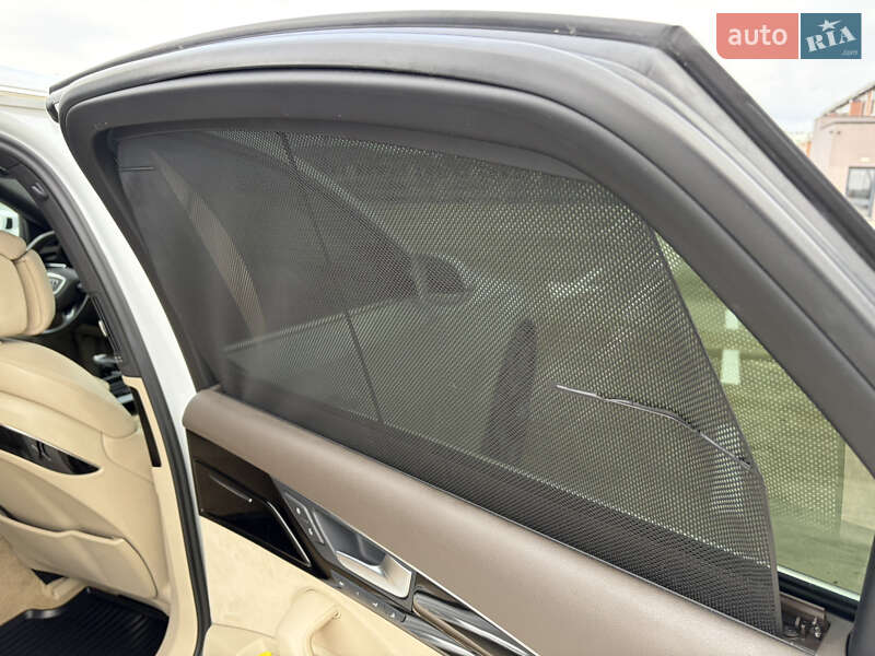 Седан Audi A8 2015 в Мукачево