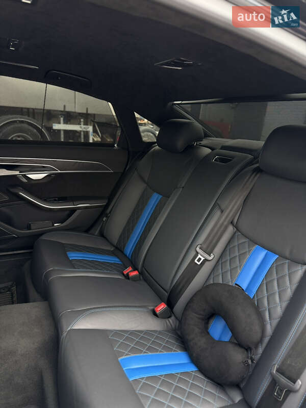 Седан Audi A8 2021 в Львові