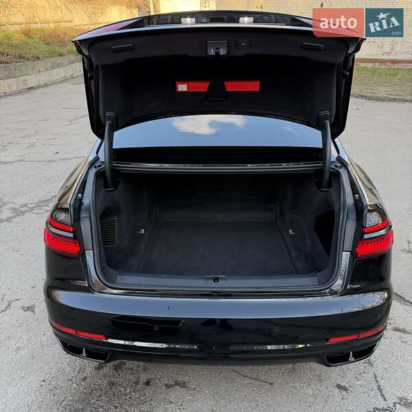 Седан Audi A8 2018 в Рівному