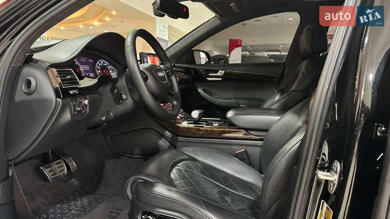 Седан Audi A8 2015 в Ужгороді